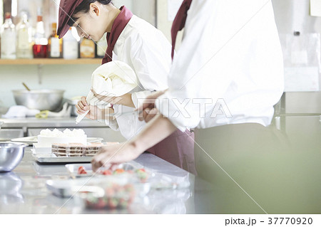 ケーキ屋でアルバイトをする女性 37770920