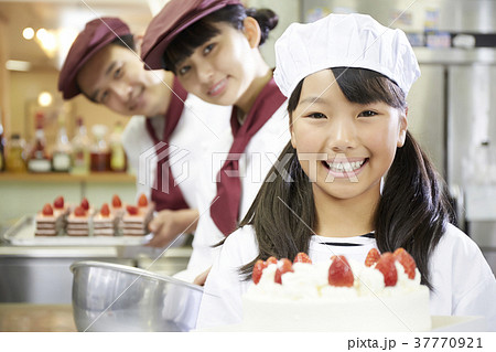 ケーキ屋の仕事を手伝う子供 37770921