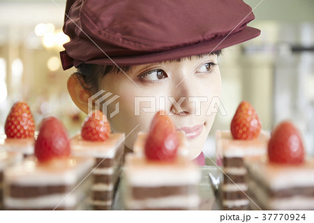 ケーキ屋でアルバイトをする女性 ケーキ屋でアルバイトをする女性 37770924