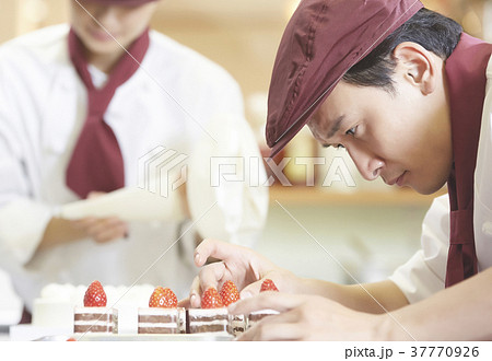 ケーキ屋で働く男性 37770926