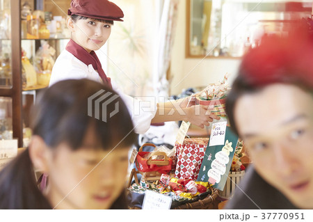 ケーキ屋でアルバイトをする女性 ケーキ屋でアルバイトをする女性 37770951