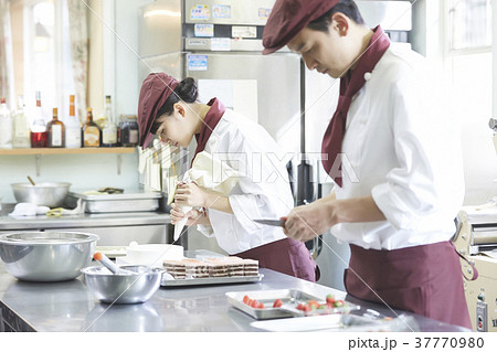 ケーキ屋で働く男女 37770980