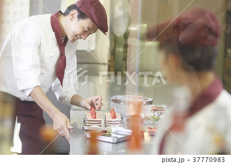 ケーキ屋で働く男性 37770983