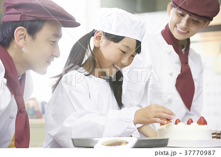 ケーキ屋の仕事を手伝う子供 37770987
