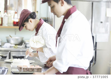 ケーキ屋で働く男女 37771005