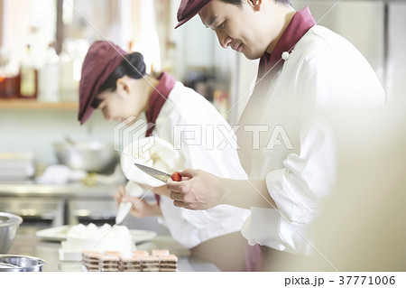ケーキ屋で働く男女 37771006