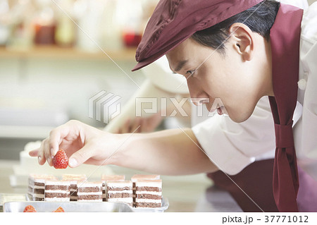 ケーキ屋で働く男性 37771012