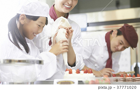 ケーキ屋の仕事を手伝う子供 37771020