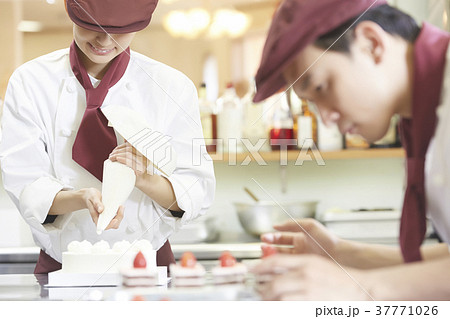 ケーキ屋で働く男女 37771026