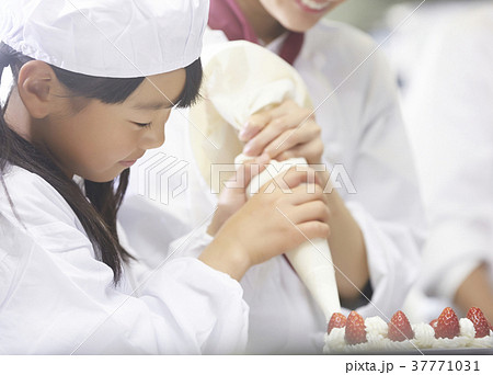 ケーキ屋の仕事を手伝う子供 37771031