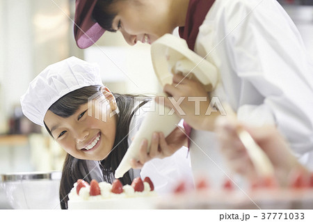 ケーキ屋の仕事を手伝う子供 ケーキ屋の仕事を手伝う子供 37771033
