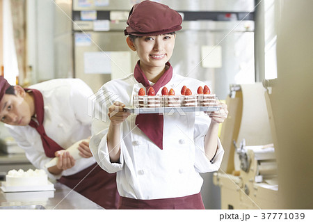 ケーキ屋でアルバイトをする女性 ケーキ屋でアルバイトをする女性 37771039