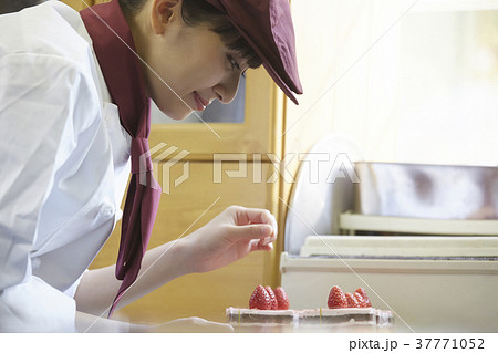 ケーキ屋でアルバイトをする女性 ケーキ屋でアルバイトをする女性 37771052