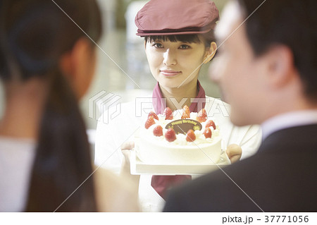 ケーキ屋でアルバイトをする女性 ケーキ屋でアルバイトをする女性 37771056