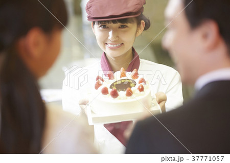 ケーキ屋でアルバイトをする女性 ケーキ屋でアルバイトをする女性 37771057