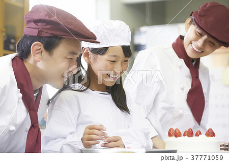 ケーキ屋の仕事を手伝う子供 ケーキ屋の仕事を手伝う子供 37771059