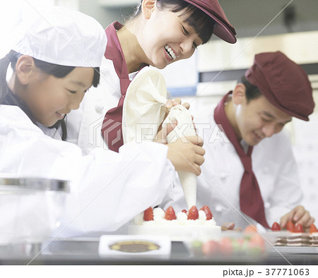ケーキ屋の仕事を手伝う子供 37771063
