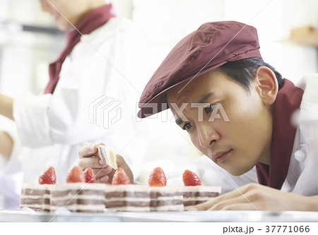 ケーキ屋で働く男性 37771066