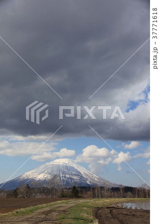 羊蹄山と雲 羊蹄山と雲 37771618