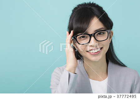 メガネの女性 メガネの女性 37772495