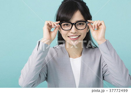 メガネの女性 37772499
