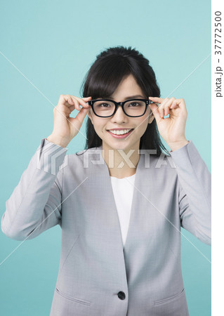 メガネの女性 メガネの女性 37772500