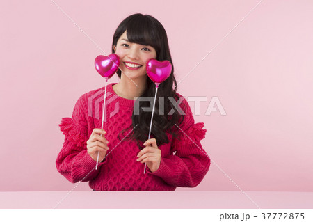 ハートを持つ女性 37772875