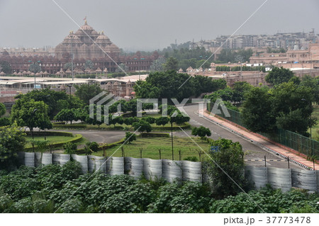 インドの首都、デリー 世界一大きなヒンドゥー寺院 スワーミナーラーヤン・アクシャルダムと郊外の住居 インドの首都、デリー 世界一大きなヒンドゥー寺院 スワーミナーラーヤン・アクシャルダムと郊外の住居 37773478