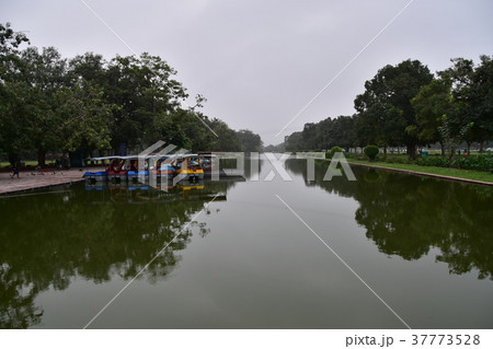 インドの首都、デリー ラージパト通り沿いの公園 池とボート インドの首都、デリー ラージパト通り沿いの公園 池とボート 37773528
