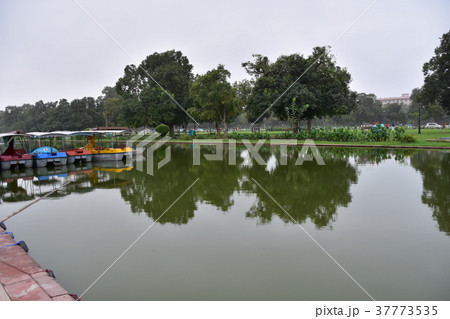 インドの首都、デリー ラージパト通り沿いの公園 池とボート インドの首都、デリー ラージパト通り沿いの公園 池とボート 37773535