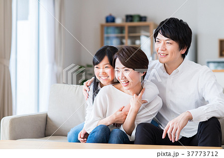 若い家族 37773712