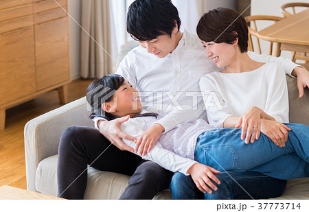 若い家族 37773714