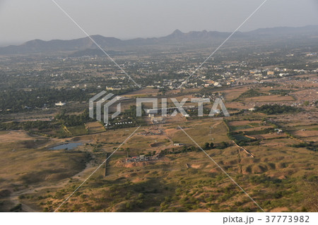 インドのプシュカル 山頂のヒンドゥー寺院から見たラクダ祭の街並み インドのプシュカル 山頂のヒンドゥー寺院から見たラクダ祭の街並み 37773982