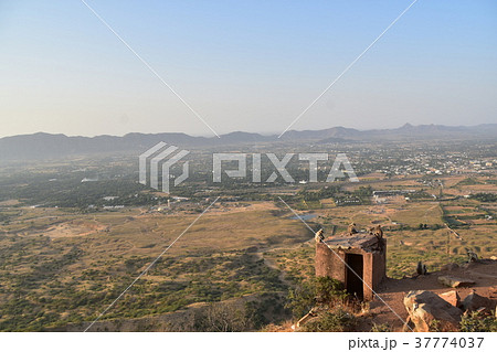 インドのプシュカル 山頂のヒンドゥー寺院から見たプシュカルの街並み ハマヌーン・ラングールの群れ インドのプシュカル 山頂のヒンドゥー寺院から見たプシュカルの街並み ハマヌーン・ラングールの群れ 37774037