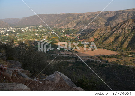 インドのプシュカル　山頂のヒンドゥー寺院から見たプシュカルの街並みと山々　 37774054
