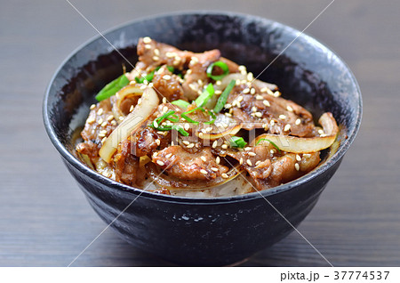 豚肉の生姜焼き丼 豚肉の生姜焼き丼 37774537