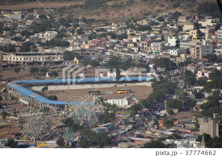 インドのプシュカル 山頂のヒンドゥー寺院から見たラクダ祭の様子 ラクダの群れ インドのプシュカル 山頂のヒンドゥー寺院から見たラクダ祭の様子 ラクダの群れ 37774662