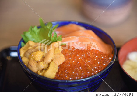 海鮮丼：ウニ・いくら・サーモン 37774691