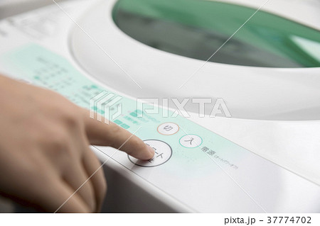 洗濯機のスイッチを押す女性手元 洗濯機のスイッチを押す女性手元 37774702