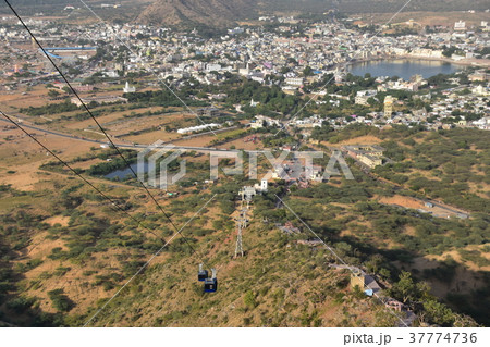 インドのプシュカル　山頂のヒンドゥー寺院から見たラクダ祭と街並み　山頂に登るロープウェイ 37774736