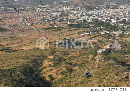 インドのプシュカル　山頂のヒンドゥー寺院から見たラクダ祭と街並み　山頂に登るロープウェイ 37774738