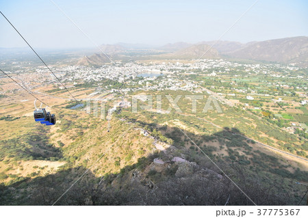 インドのプシュカル 山頂のヒンドゥー寺院から見たラクダ祭の様子と街並み 山頂に登るロープウェイ インドのプシュカル 山頂のヒンドゥー寺院から見たラクダ祭の様子と街並み 山頂に登るロープウェイ 37775367