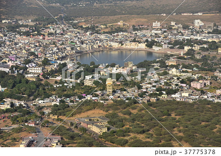 インドのプシュカル 山頂のヒンドゥー寺院から見たプシュカル湖と街並み インドのプシュカル 山頂のヒンドゥー寺院から見たプシュカル湖と街並み 37775378