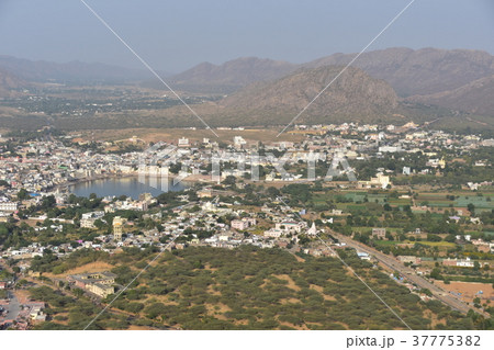 インドのプシュカル 山頂のヒンドゥー寺院から見たプシュカル湖と街並み インドのプシュカル 山頂のヒンドゥー寺院から見たプシュカル湖と街並み 37775382
