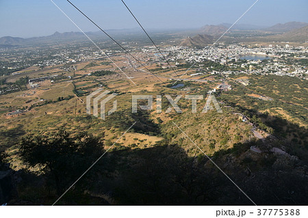 インドのプシュカル　山頂のヒンドゥー寺院から見たラクダ祭の様子と街並み　 37775388