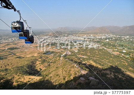 インドのプシュカル 山頂のヒンドゥー寺院から見たラクダ祭の様子と街並み 山頂に登るロープウェイ インドのプシュカル 山頂のヒンドゥー寺院から見たラクダ祭の様子と街並み 山頂に登るロープウェイ 37775397