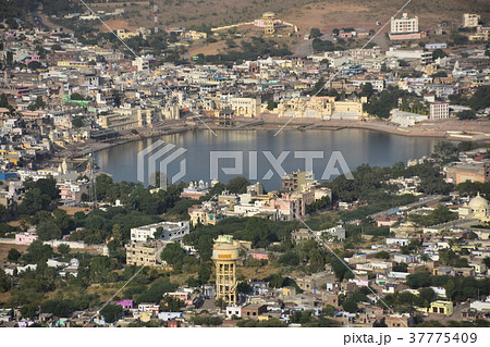 インドのプシュカル　山頂のヒンドゥー寺院から見たラクダ祭の様子と街並み　 37775409