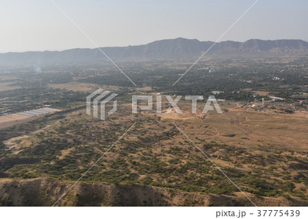 インドのプシュカル 山頂のヒンドゥー寺院から見たラクダ祭の様子と街並み インドのプシュカル 山頂のヒンドゥー寺院から見たラクダ祭の様子と街並み 37775439