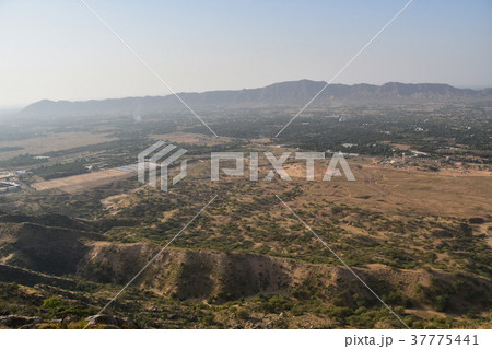 インドのプシュカル 山頂のヒンドゥー寺院から見たラクダ祭の様子と街並み インドのプシュカル 山頂のヒンドゥー寺院から見たラクダ祭の様子と街並み 37775441