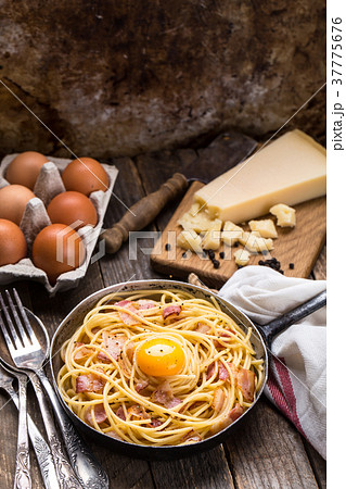 Pasta with bacon, egg and cheese 37775676